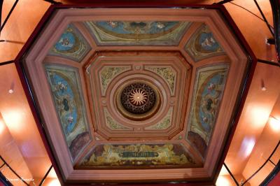 Plan architectural du rez-de-chaussée et de la scène du théâtre municipal de Châteaudun, avec annotations techniques.