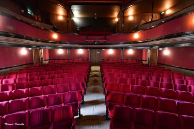 Plan architectural du rez-de-chaussée et de la scène du théâtre municipal de Châteaudun, avec annotations techniques.