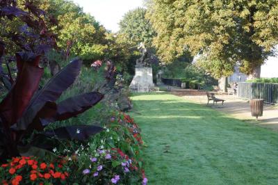 Plan architectural du rez-de-chaussée et de la scène du théâtre municipal de Châteaudun, avec annotations techniques.