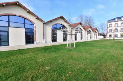 Table élégamment dressée avec verres, bougies allumées et compositions florales dans un cadre lumineux.