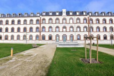 Table élégamment dressée avec verres, bougies allumées et compositions florales dans un cadre lumineux.