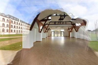 Table élégamment dressée avec verres, bougies allumées et compositions florales dans un cadre lumineux.