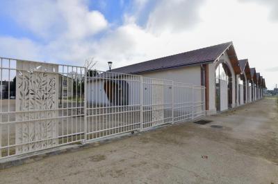 Table élégamment dressée avec verres, bougies allumées et compositions florales dans un cadre lumineux.