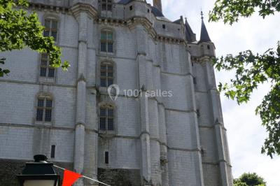 Étang bordé d'arbres avec des nénuphars à la surface et un petit pont en pierre sur la droite.