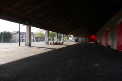 Plan d'aménagement des Halles de Châteaudun avec zones délimitées, parkings et infrastructures environnantes.