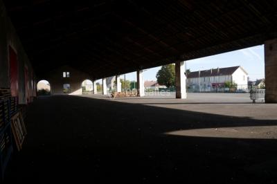 Plan d'aménagement des Halles de Châteaudun avec zones délimitées, parkings et infrastructures environnantes.
