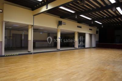 Plan architectural de la salle Léo Lagrange avec disposition des espaces, incluant cuisine, bar et salles annexes.