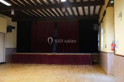 Plan architectural de la salle Léo Lagrange avec disposition des espaces, incluant cuisine, bar et salles annexes.