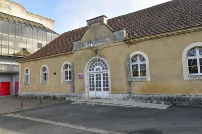 Plan architectural de la salle Léo Lagrange avec disposition des espaces, incluant cuisine, bar et salles annexes.