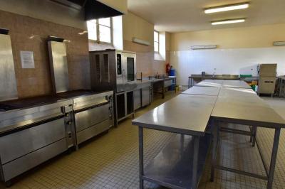 Plan architectural de la salle Léo Lagrange avec disposition des espaces, incluant cuisine, bar et salles annexes.