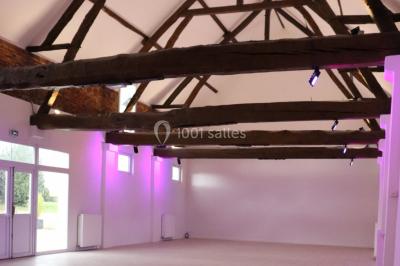 Miniature Location salle Morgny (Eure) - Domaine du Beauthil #5 Espace extérieur éclairé de nuit avec une pergola, des guirlandes lumineuses et des lanternes au sol.