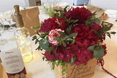 Miniature Location salle Morgny (Eure) - Domaine du Beauthil #13 Espace extérieur éclairé de nuit avec une pergola, des guirlandes lumineuses et des lanternes au sol.