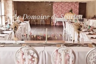 Bouquet de fleurs blanches et vertes au premier plan, avec des chaises disposées en extérieur sous un grand arbre.