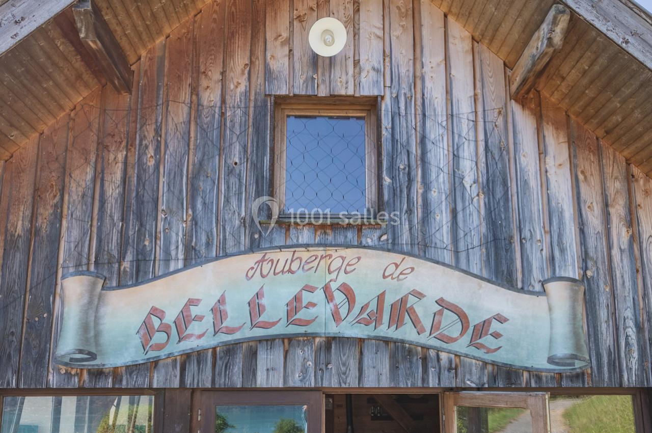 Façade en bois d'une auberge avec une enseigne indiquant ’Auberge de Bellevarde’.