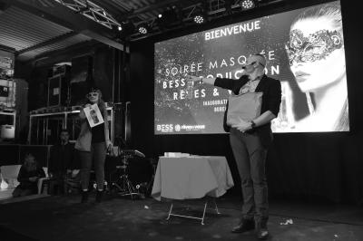 Un groupe de personnes assises et debout, riant et échangeant lors d'un moment convivial en extérieur.