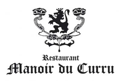 Piscine intérieure visible à travers une baie vitrée entourée de murs recouverts de plantes grimpantes, avec des tables…