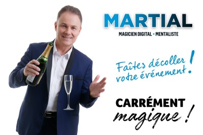 Un homme en costume verse une boisson depuis une tablette numérique dans un verre, illustrant un effet magique.