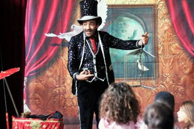 Polino Magicien jongleur pour enfants