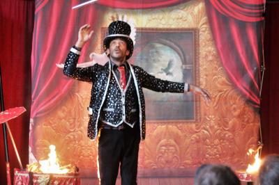 Polino Magicien jongleur pour enfants