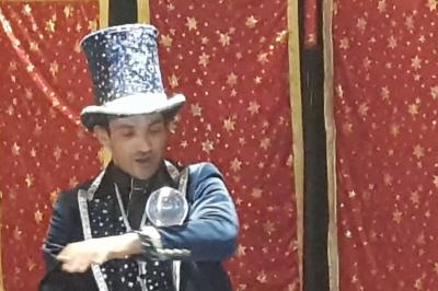 Polino Magicien jongleur pour enfants