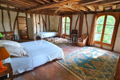 Miniature Location salle Amboise (Indre-et-Loire) - Les Ecuries du Signe #3 Reflet d'un château et de ses remparts dans une rivière calme, entouré de verdure et d'arbres au crépuscule.