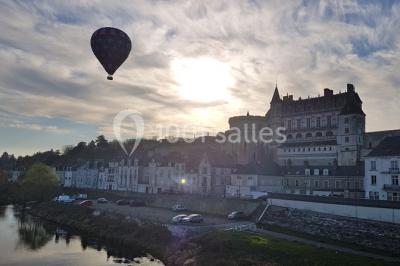 Miniature Location salle Amboise (Indre-et-Loire) - Les Ecuries du Signe #12 Reflet d'un château et de ses remparts dans une rivière calme, entouré de verdure et d'arbres au crépuscule.