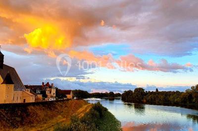 Miniature Location salle Amboise (Indre-et-Loire) - Les Ecuries du Signe #11 Reflet d'un château et de ses remparts dans une rivière calme, entouré de verdure et d'arbres au crépuscule.