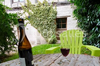 Miniature Location salle Amboise (Indre-et-Loire) - Les Ecuries du Signe #9 Reflet d'un château et de ses remparts dans une rivière calme, entouré de verdure et d'arbres au crépuscule.