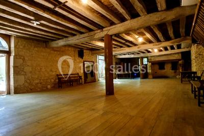 Miniature Location salle Amboise (Indre-et-Loire) - Les Ecuries du Signe #2 Reflet d'un château et de ses remparts dans une rivière calme, entouré de verdure et d'arbres au crépuscule.