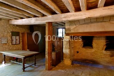 Miniature Location salle Amboise (Indre-et-Loire) - Les Ecuries du Signe #6 Reflet d'un château et de ses remparts dans une rivière calme, entouré de verdure et d'arbres au crépuscule.