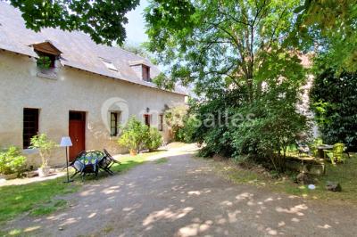 Miniature Location salle Amboise (Indre-et-Loire) - Les Ecuries du Signe #5 Reflet d'un château et de ses remparts dans une rivière calme, entouré de verdure et d'arbres au crépuscule.