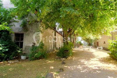 Miniature Location salle Amboise (Indre-et-Loire) - Les Ecuries du Signe #10 Reflet d'un château et de ses remparts dans une rivière calme, entouré de verdure et d'arbres au crépuscule.