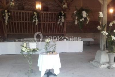 Miniature Location salle Neufchâtel-en-Bray (Seine-Maritime) - Le Cellier du Val Boury #26 Jardin fleuri avec des plantes variées devant une maison en briques et toit en tuiles, entourée d'arbres.