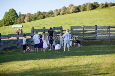 Miniature Location salle Neufchâtel-en-Bray (Seine-Maritime) - Le Cellier du Val Boury #27 Jardin fleuri avec des plantes variées devant une maison en briques et toit en tuiles, entourée d'arbres.