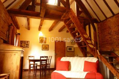 Miniature Location salle Neufchâtel-en-Bray (Seine-Maritime) - Le Cellier du Val Boury #28 Jardin fleuri avec des plantes variées devant une maison en briques et toit en tuiles, entourée d'arbres.