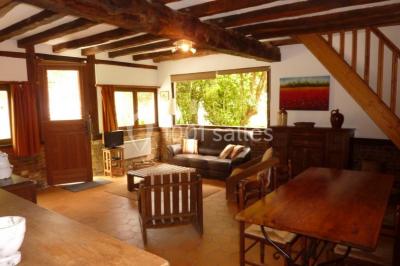 Miniature Location salle Neufchâtel-en-Bray (Seine-Maritime) - Le Cellier du Val Boury #29 Jardin fleuri avec des plantes variées devant une maison en briques et toit en tuiles, entourée d'arbres.