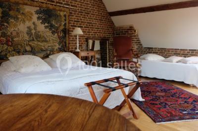 Miniature Location salle Neufchâtel-en-Bray (Seine-Maritime) - Le Cellier du Val Boury #31 Jardin fleuri avec des plantes variées devant une maison en briques et toit en tuiles, entourée d'arbres.