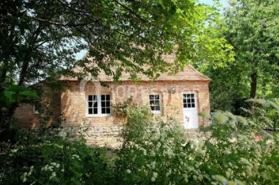 Miniature Location salle Neufchâtel-en-Bray (Seine-Maritime) - Le Cellier du Val Boury #30 Jardin fleuri avec des plantes variées devant une maison en briques et toit en tuiles, entourée d'arbres.