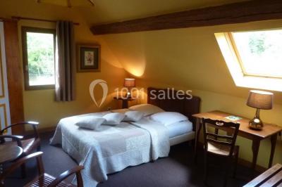 Miniature Location salle Neufchâtel-en-Bray (Seine-Maritime) - Le Cellier du Val Boury #34 Jardin fleuri avec des plantes variées devant une maison en briques et toit en tuiles, entourée d'arbres.