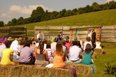 Miniature Location salle Neufchâtel-en-Bray (Seine-Maritime) - Le Cellier du Val Boury #32 Jardin fleuri avec des plantes variées devant une maison en briques et toit en tuiles, entourée d'arbres.