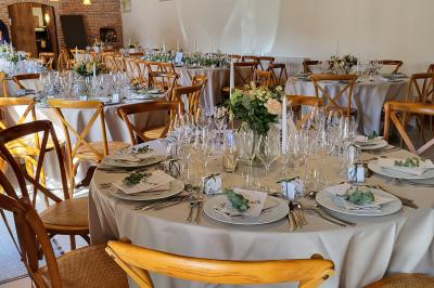 Miniature Location salle Neufchâtel-en-Bray (Seine-Maritime) - Le Cellier du Val Boury #2 Jardin fleuri avec des plantes variées devant une maison en briques et toit en tuiles, entourée d'arbres.