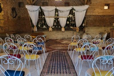 Miniature Location salle Neufchâtel-en-Bray (Seine-Maritime) - Le Cellier du Val Boury #17 Jardin fleuri avec des plantes variées devant une maison en briques et toit en tuiles, entourée d'arbres.