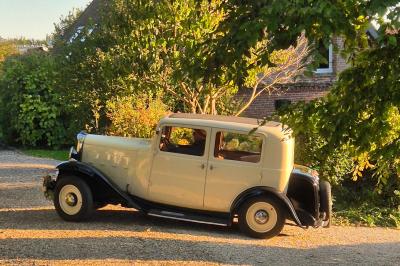 Miniature Location salle Neufchâtel-en-Bray (Seine-Maritime) - Le Cellier du Val Boury #18 Jardin fleuri avec des plantes variées devant une maison en briques et toit en tuiles, entourée d'arbres.
