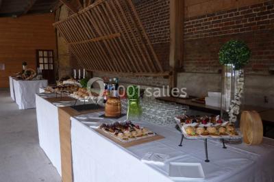 Miniature Location salle Neufchâtel-en-Bray (Seine-Maritime) - Le Cellier du Val Boury #22 Jardin fleuri avec des plantes variées devant une maison en briques et toit en tuiles, entourée d'arbres.