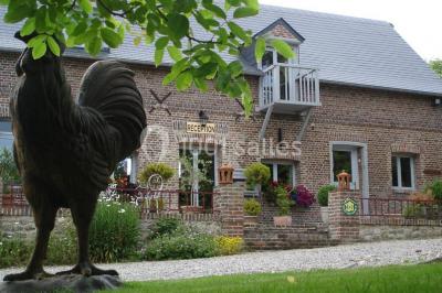 Miniature Location salle Neufchâtel-en-Bray (Seine-Maritime) - Le Cellier du Val Boury #25 Jardin fleuri avec des plantes variées devant une maison en briques et toit en tuiles, entourée d'arbres.