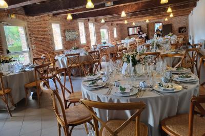 Miniature Nouveauté : Tapis de guirlande sur poutres plafond Jardin fleuri avec des plantes variées devant une maison en briques et toit en tuiles, entourée d'arbres.