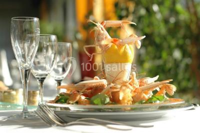 Salle de restaurant élégante avec tables dressées, nappes colorées, chaises modernes et décoration végétale.