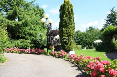 Salle de restaurant élégante avec tables dressées, nappes colorées, chaises modernes et décoration végétale.