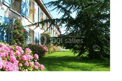 Salle de restaurant élégante avec tables dressées, nappes colorées, chaises modernes et décoration végétale.