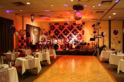 Salle de restaurant élégante avec tables dressées, nappes colorées, chaises modernes et décoration végétale.
